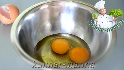В подходящую посуду вбить 2 яйца.