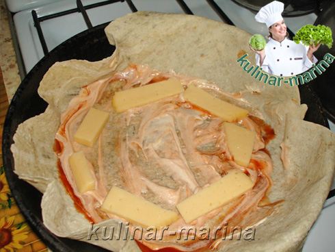Подробный пошаговый рецепт: Уложить на лаваш по куругу кусочки твердого сыра.