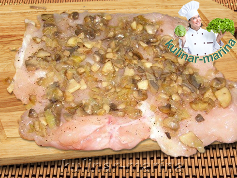 Куриные рулетики с сыром и грибами в сметанном соусе | Chicken rolls with cheese and mushrooms in a cream sauce