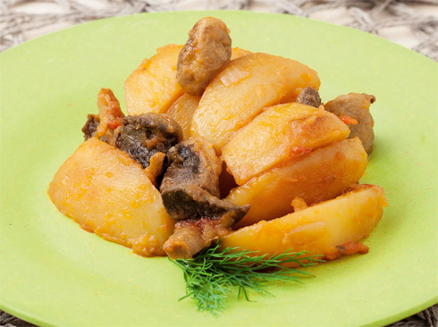 Картофель, тушенный с грибами, томатами и луком