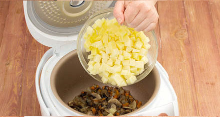 Суп картофельный с грибами в мультиварке