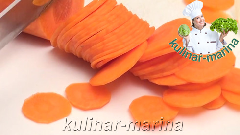 Морковь очистить от кожуры и натереть на крупной тёрке или, как вариант, нарезать тоненькими колечками.