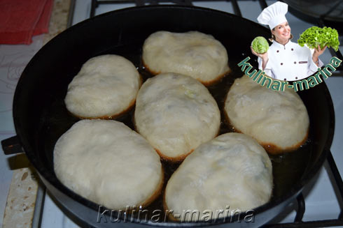 Домашние пирожки с луком и яйцом