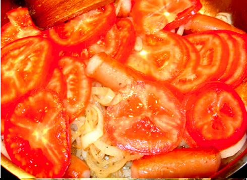 Сосиски, обжаренные с луком и помидорами